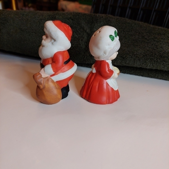 Vintage* Russ Mr & Mrs Claus Salt and Pepper Shakers - Picture 2 of 7